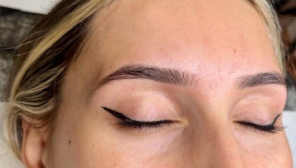 Antes de micropigmentación de cejas Éclat by Verónica Díaz