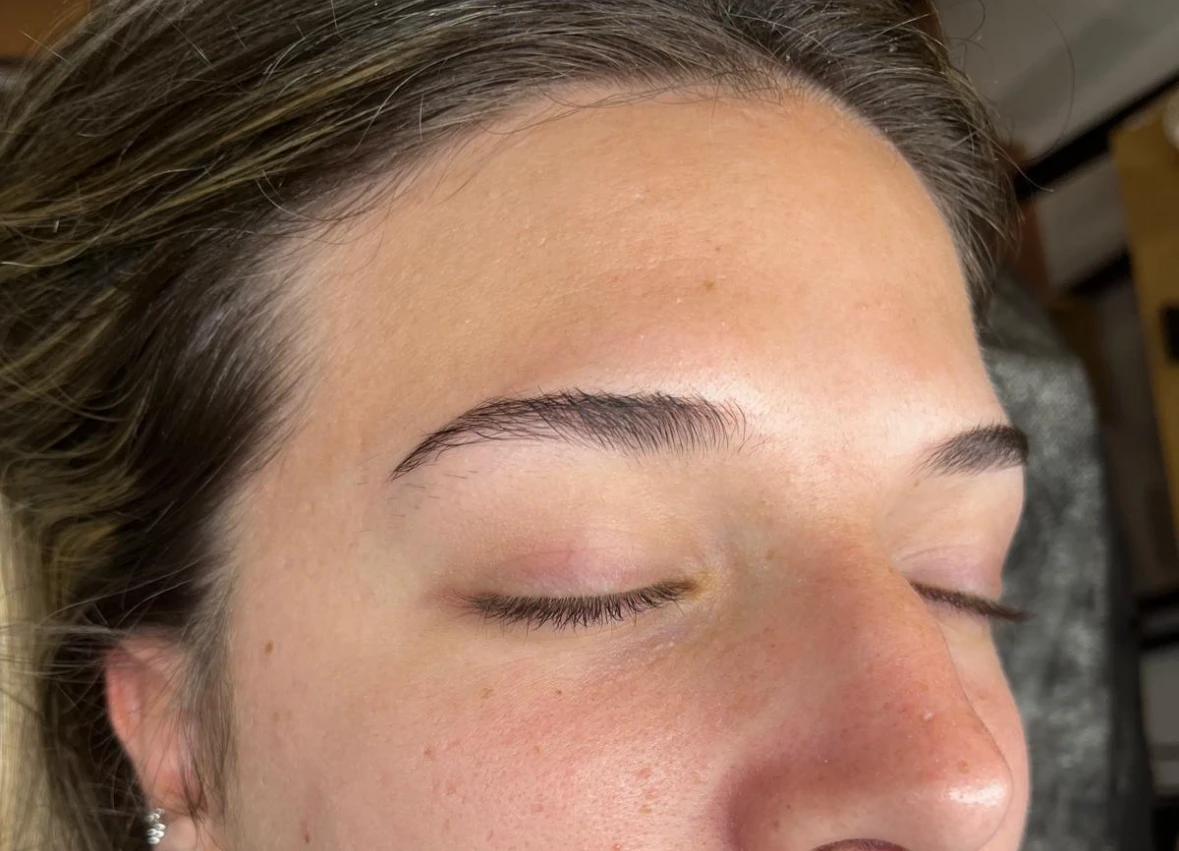 Antes de diseño de cejas en Éclat Tenerife