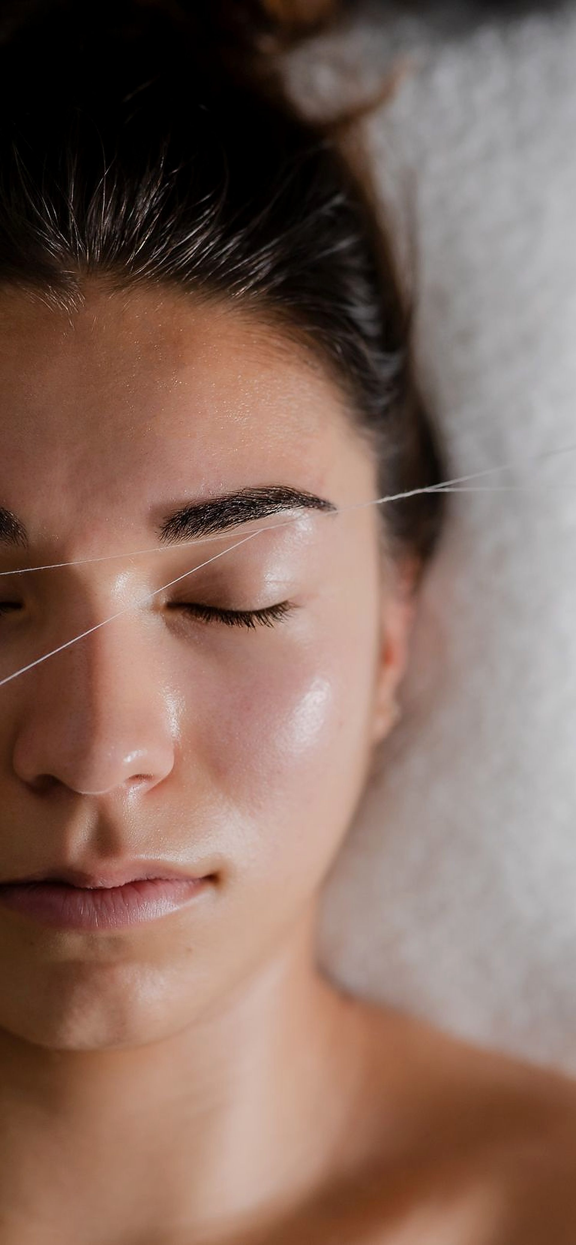 Depilación con hilo para cejas en Éclat Tenerife